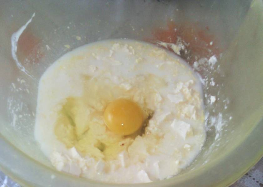 Отделим желток одного яйца в отдельную миску, а белок и второе яйцо добавим в миске для теста. Добавляем муку стаканами, интенсивно все перемешиваем. 