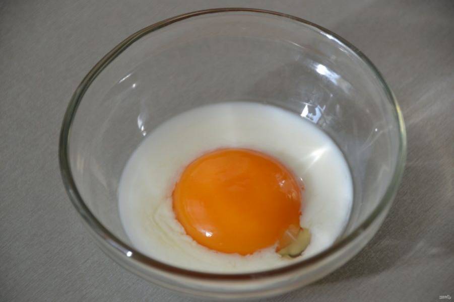 Смешайте одно яйцо со столовой ложкой молока или растительного масла.