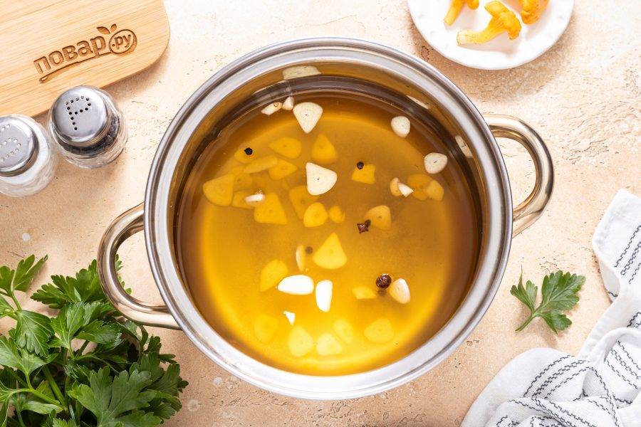 Добавьте соль, сахар, перец горошком и гвоздику, а также очищенный и нарезанный пластинами чеснок. Доведите до кипения.