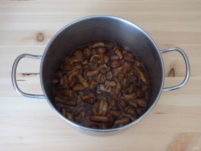 Поместите грибы в кастрюлю, залейте стаканом воды, добавьте 0,3 ст.л. соли и доведите до кипения. Слейте воду. Залейте опять стаканом воды, поставьте на средний огонь, после закипания варите 20 минут.