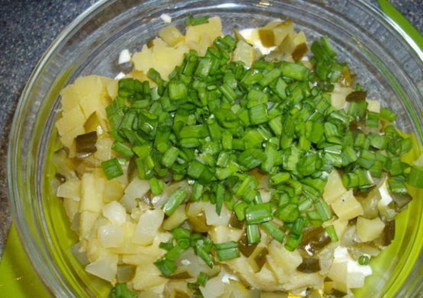 Смешайте овощи, мясо и яйца. Добавьте измельченный зеленый лук.