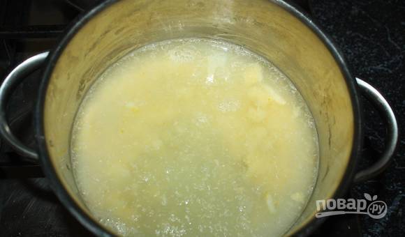 К лимону добавьте сахар, крахмал и воду в кастрюле.