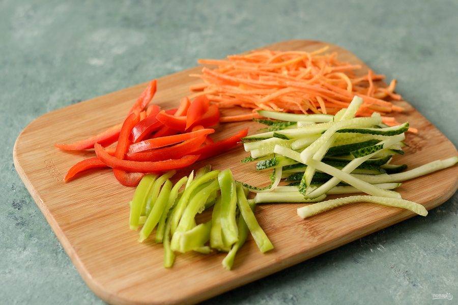 Болгарский перец нарежьте брусочками. Огурец и морковь натрите на терке для корейской моркови.
