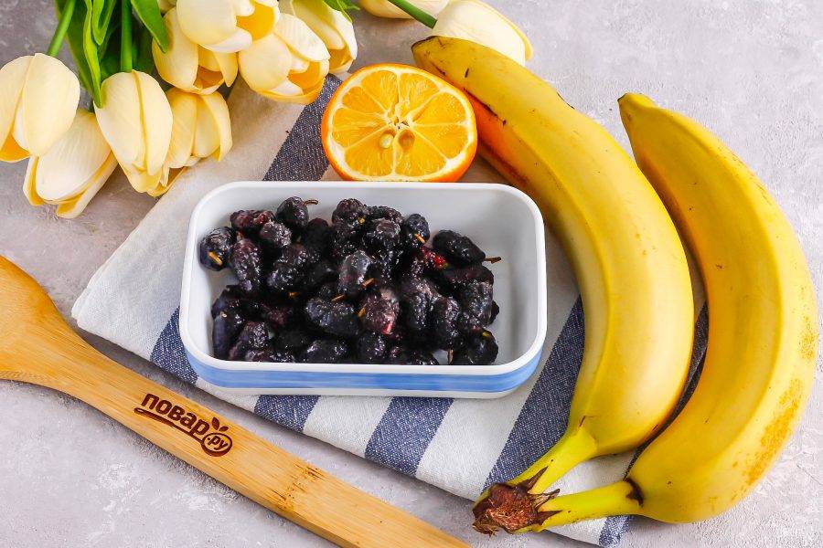 Подготовьте указанные ингредиенты. Приобретите спелые бананы и любые ягоды: малину, клубнику, шелковицу и т.д. Смородину желательно не использовать, она кислая на вкус.