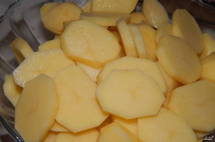 2.	Картошку очищаем и нарезаем тонкими ломтиками (не более 5 миллиметров толщиной), замачиваем картошку в холодной воде на 30 минут, чтобы ушел лишний крахмал.
