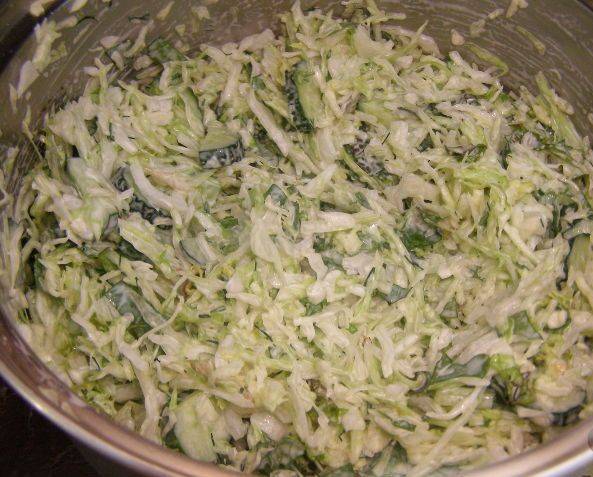4. заправляем салат майонезом и тщательно перемешиваем. Такой салат можно приготовить и с растительным маслом - как вам больше нравится.