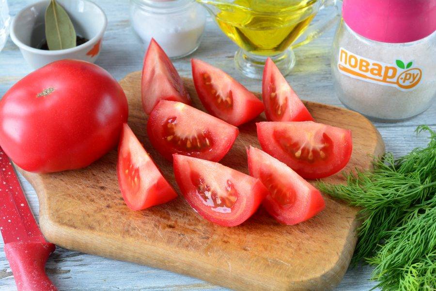 Промойте помидоры, нарежьте дольками.