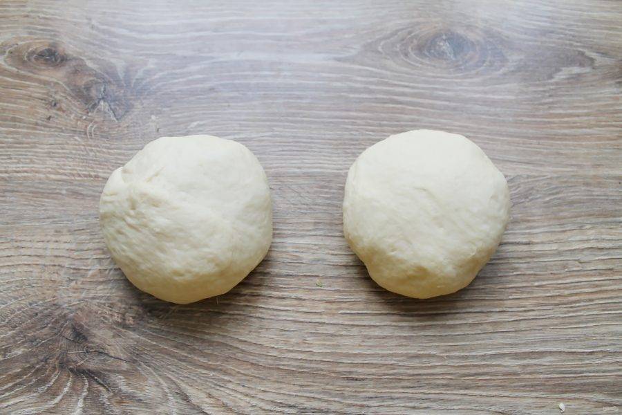 Извлеките тесто и разделите его на 2 части.