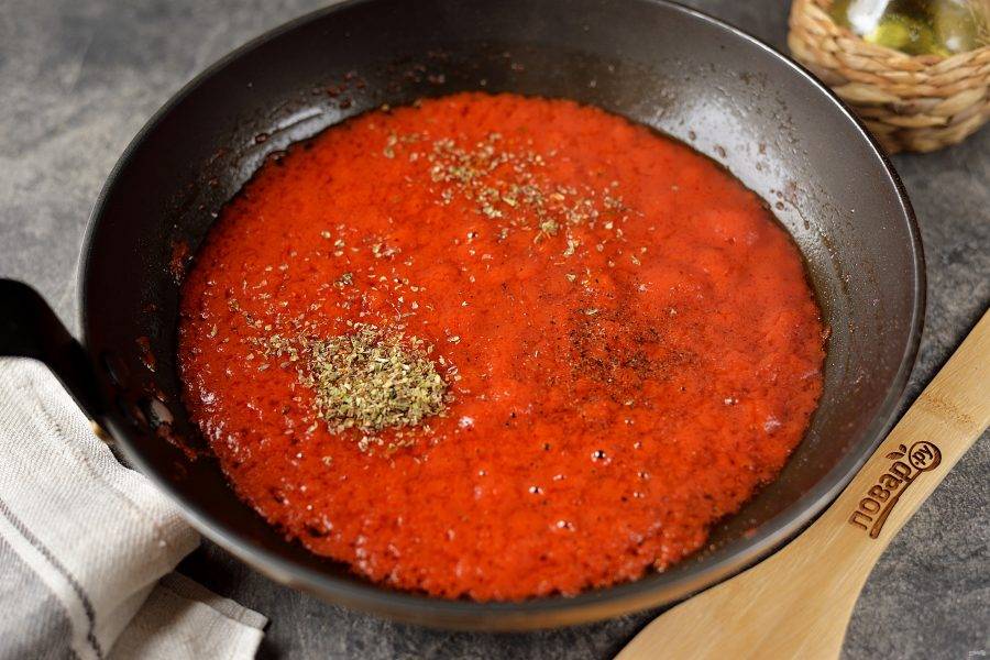 Доведите пассату до кипения, добавьте в нее соль и перец по вкусу, всыпьте сушеный базилик, добавьте немного сахара, чтобы соус не был слишком кислым.
