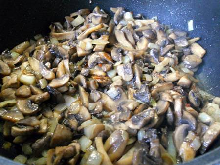 Добавляем в грибы молотый перец и соль по вкусу. Жарим до готовности лука.