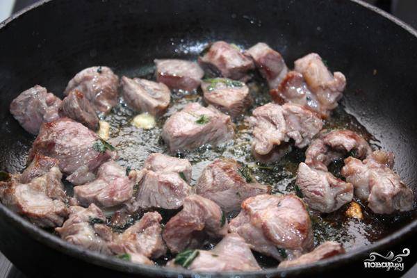 Аккуратно перекладываем кусочки мяса (без маринада) в сковороду с растительным маслом. Обжариваем до корочки.