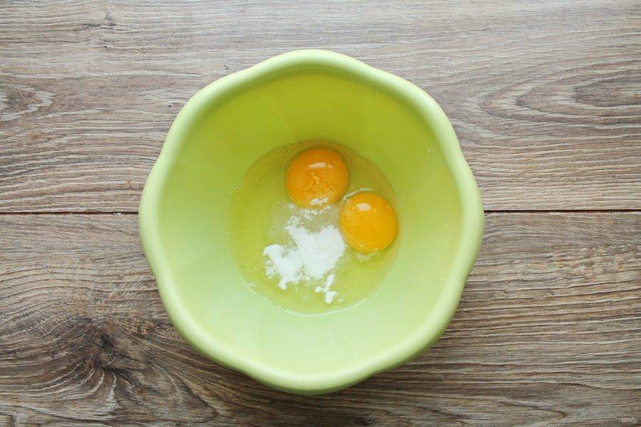 В глубокую миску разбейте яйца, добавьте соль, сахар и взбейте в пышную массу.