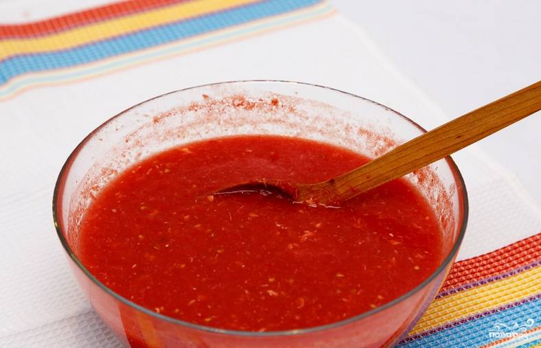 Добавляем в томатную массу соль, тщательно перемешиваем. Таким же образом измельчаем чеснок, перец и хрен. Смешиваем до однородной густой массы.
