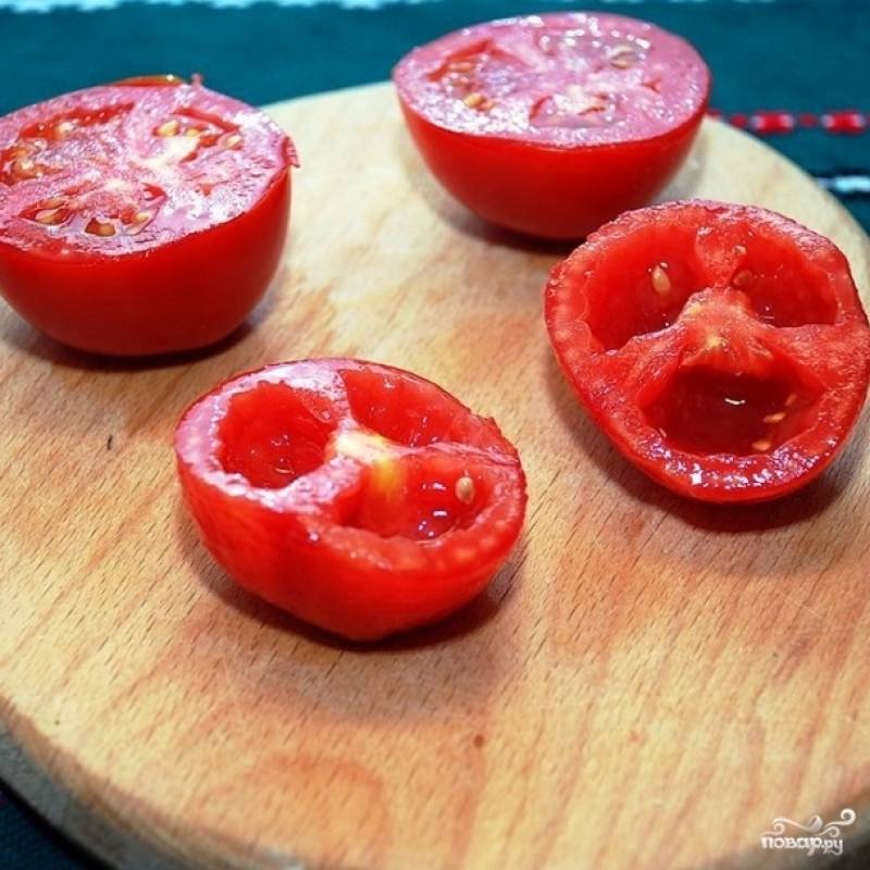 С помидорами поступаем следующим образом: разрезаем их пополам, одну часть нарезаем кубиками, из другой части отжимаем томатный сок.