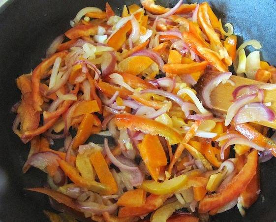 На сковороде обжариваем: морковь, красный лук, перец, затем добавляем айву. Через 2 минуты засыпаем измельченные кориандр и зиру, перемешиваем.