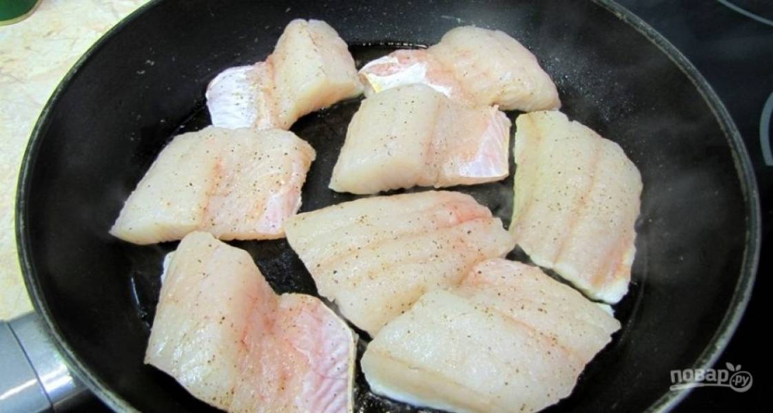 2.	Разрежьте рыбу кусочками среднего размера. Разогрейте сковороду с растительным маслом и выложите рыбу, посолите и поперчите.