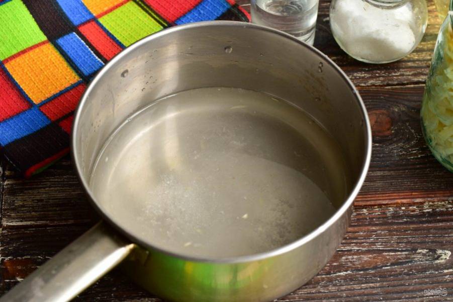 В ковш влейте воду, добавьте уксус. Нагрейте маринад, чтобы соль растворилась.