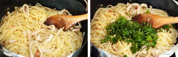Когда спагетти будут готовы аль денте (сваренные, но не разварившиеся) - смешиваем их с получившимся соусом, поливаем оливковым соусом и посыпаем свежей зеленью.