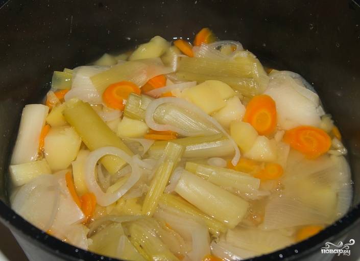 Все овощи тщательно промываем и очищаем. Нарезаем картофель, лук и морковь небольшими кубиками. Перекладываем в кастрюльку и заливаем бульоном. Варим на медленном огне под крышкой 1 час. Солим и перчим по вкусу.