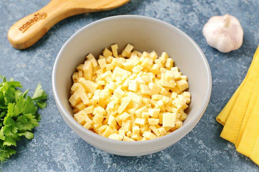 Добавьте нарезанный мелкими кубиками сыр.
