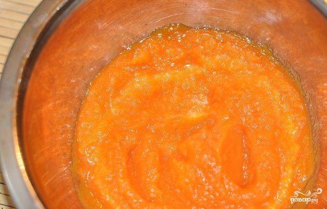 Отваренную морковь измельчаем в пюре при помощи блендера.