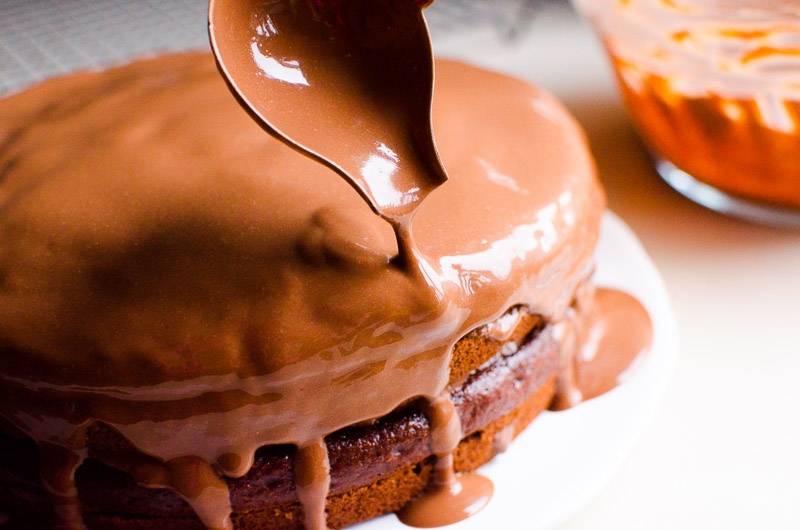 10. Остатки вылейте сверху. Оставьте шоколадный торт без сахара пропитываться на несколько часов перед подачей. Украсьте по желанию шоколадом, орешками или ягодами. 
Приятного чаепития! 