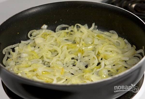 9. Для приготовления соуса обжарьте нарезанный полукольцами лук на растительном масле. Вымойте помидоры, снимите кожицу и измельчите в блендере. 
