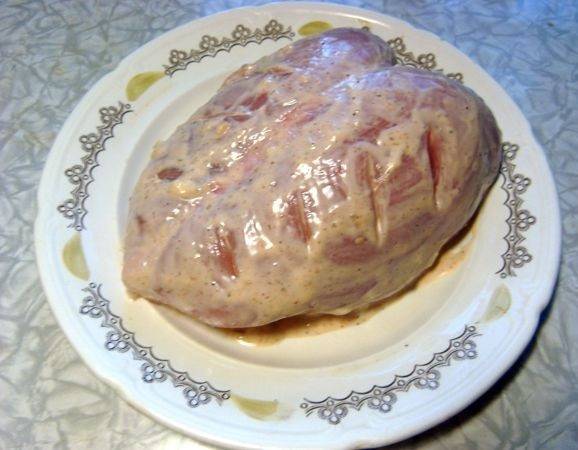3. Куриную грудку вымыть и аккуратно снять кожицу. Сделать небольшие надрезы сверху, чтобы мясо лучше пропиталось соусом. Намазать курочку со всех сторон. Если есть возможность, можно оставить ее в холодильнике на пару часов.