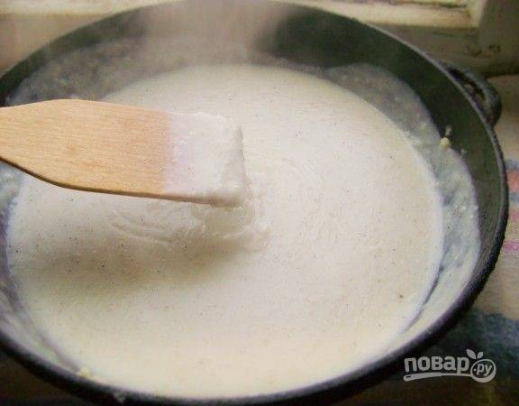 5. Влейте на сковороду предварительно процеженное молоко. Постоянно помешивая, уварите немного соус. 