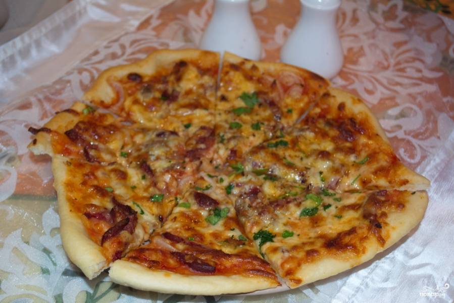 Пицца с индейкой и белыми грибами со свежим салатом