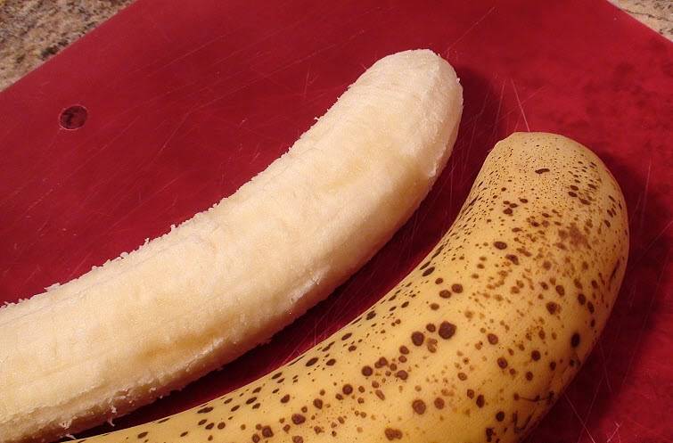 6. Бананы очистить и нарезать тонкими кружочками. По желанию можно сбрызнуть нарезанные банана лимонным соком. 