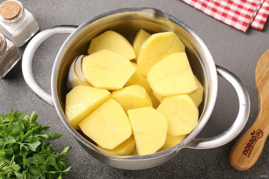 Картофель очистите, разрежьте на две или четыре части и переложите в кастрюлю. Залейте водой и отварите до полной готовности.
