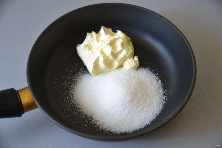 Минут за 10 до того, как тесто охладится, подготовьте карамельную заливку, положите на сковороду сливочное масло 150 грамм и сахар 90 грамм, нагрейте помешивая, чтобы сахар полностью растворился, добавьте ванильный сахар.