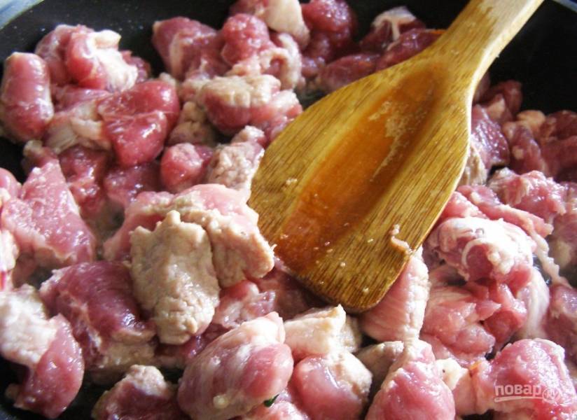 Слегка обжарьте свинину на разогретой сковороде.