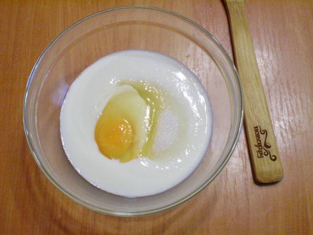 Яйцо, сахар и кефир смешайте до однородного состояния.