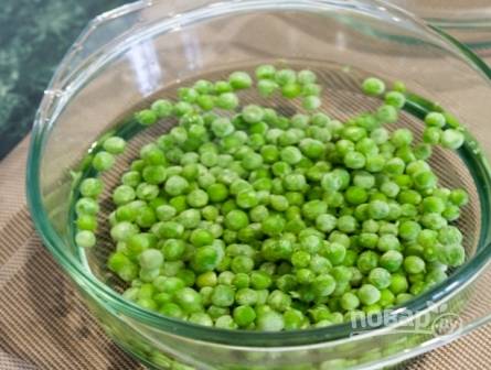 Зеленый горошек можно использовать свежий или замороженный. Выкладываем горошек в посуду для микроволновки и заливаем водой, чтобы она покрывала горошинки.