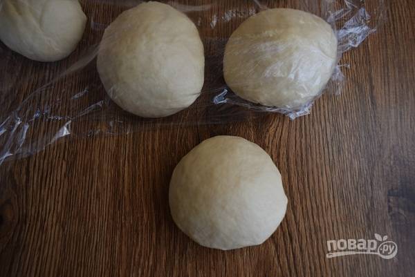 Разделите тесто на 6 равных частей. Округлите и положите под пищевую пленку, чтобы не обветрилось во время формирования кульчи.