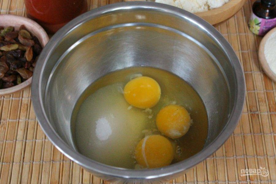 Взбиваем яйца вместе с сахаром и солью.