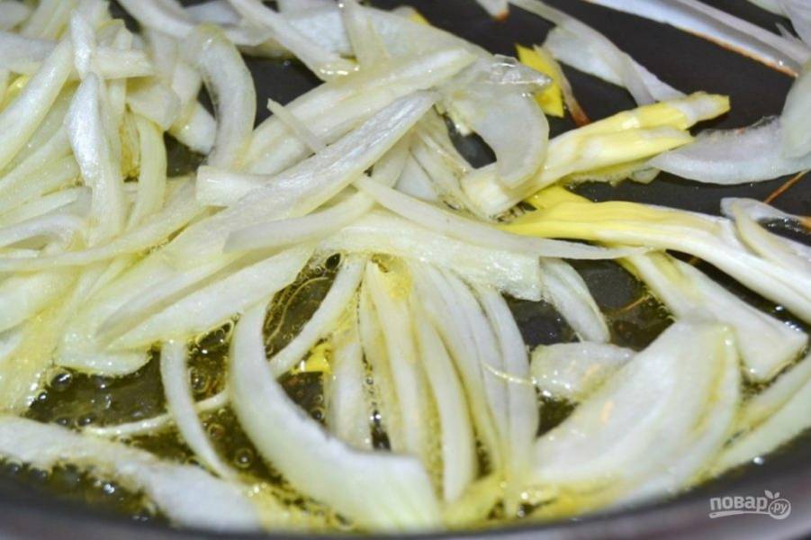 7.	Разогрейте сковороду с оливковым маслом, добавьте в сковороду лук и обжаривайте до получения золотистого цвета.