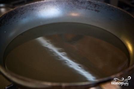 Разогреваем сковороду и наливаем растительное масло слоем около 1 см. Жарить оладьи будем на огне чуть меньше среднего.