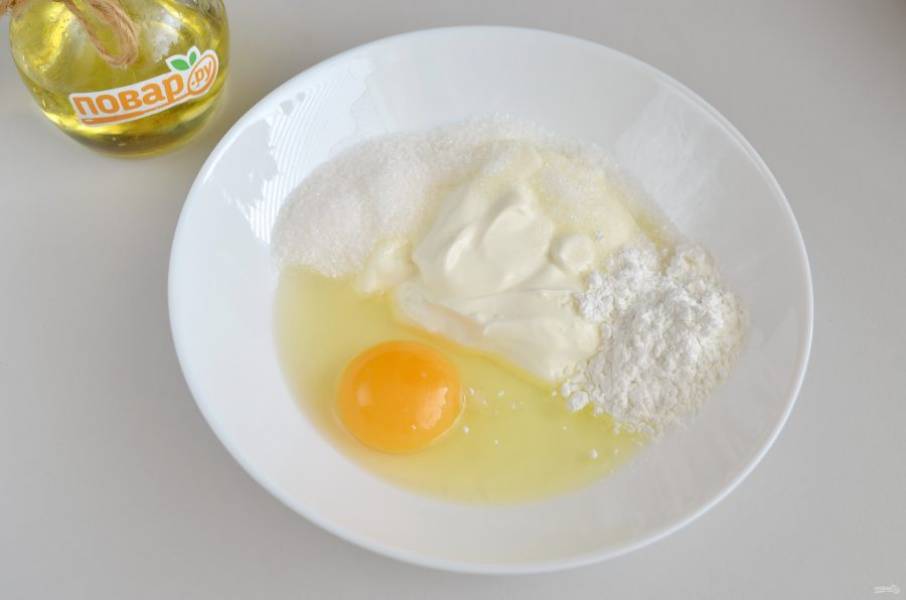 5. Для заливки соедините сметану с сахаром, яйцом и крахмалом.