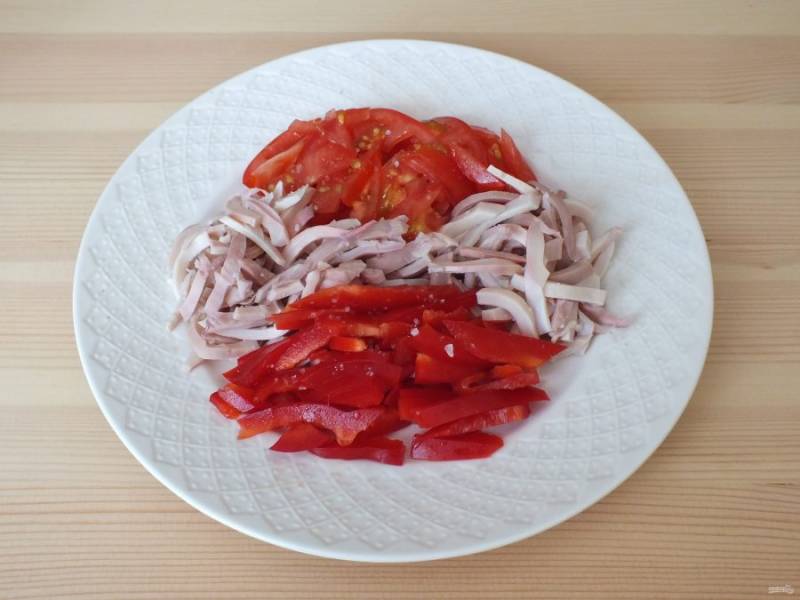 Напротив помидоров выложите нарезанный соломкой болгарский перец. Посолите, добавьте перец по вкусу.