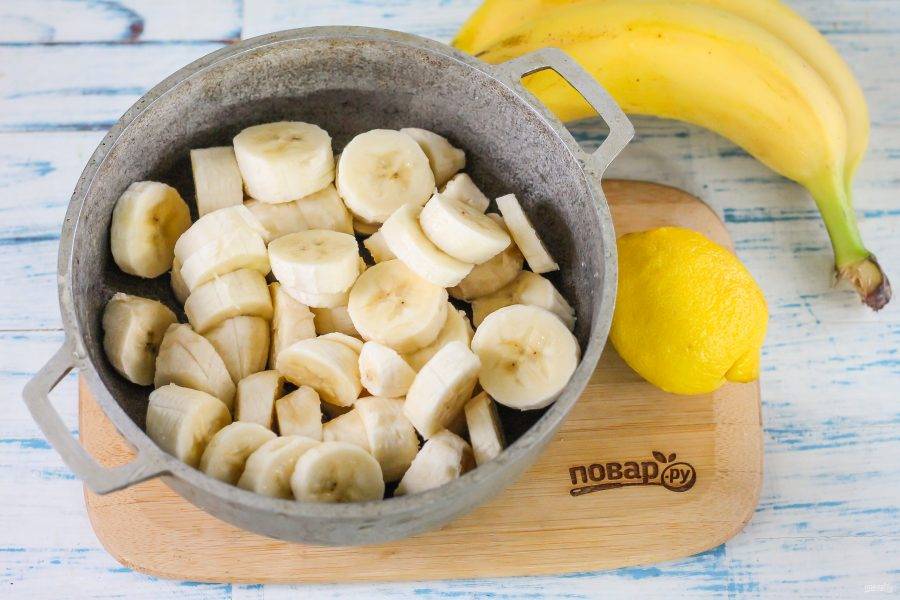 Бананы очистите от кожуры, мякоть нарежьте кружочками или кубиками и выложите в казан или ковш с антипригарным дном.