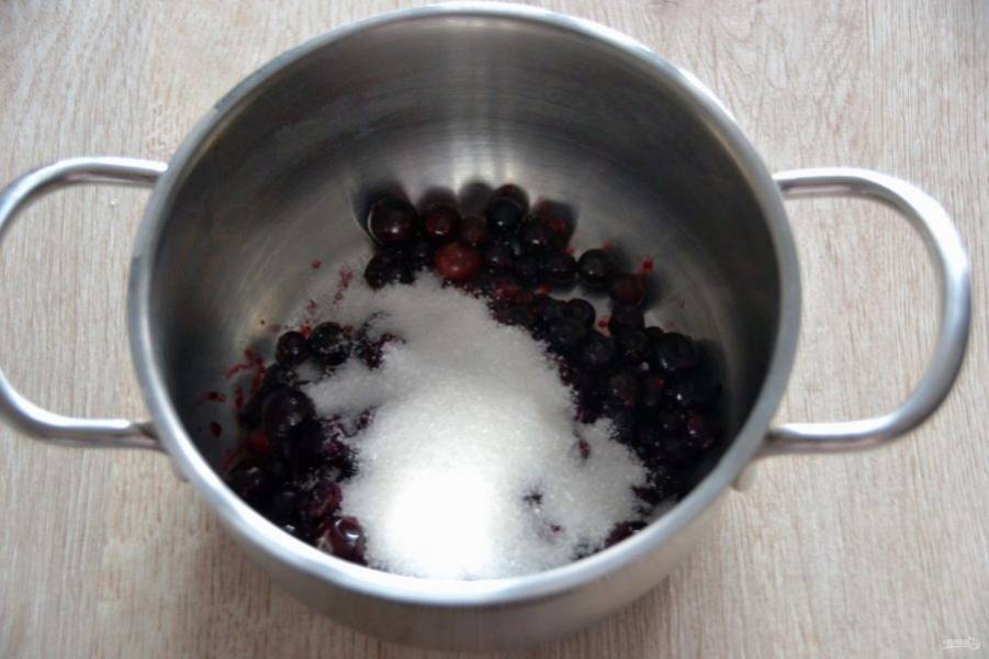 Для приготовления ягодного пюре всыпьте ягоды в сотейник, присыпьте 1 ст. ложкой сахара, нагрейте, а затем разомните в пюре, можно пропустить через сито.