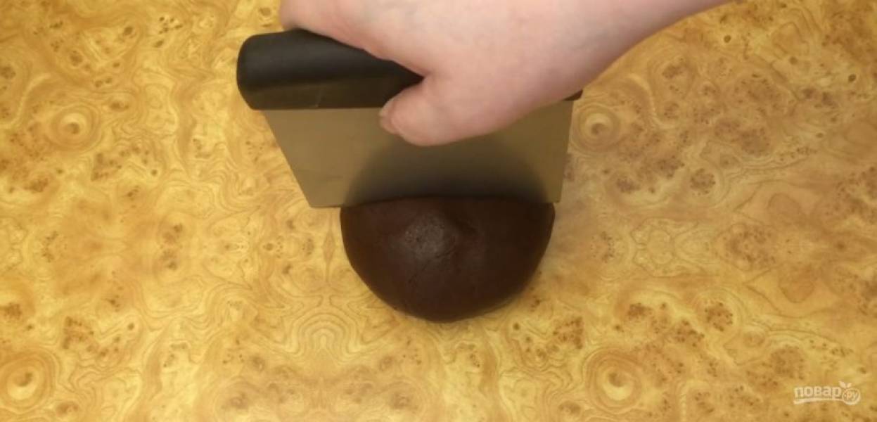 3. Вымесите тесто сначала лопаткой, затем вручную. Сформируйте колобок, заверните его в пленку и отправьте в холодильник на 40 минут. Разделите тесто на 4 части, каждую округлите и скатайте в жгут. 
