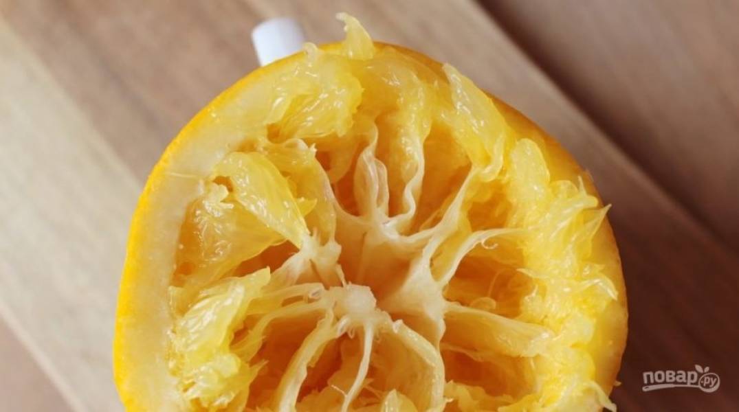 Апельсин промойте, снимите с него цедру и выжмите сок. 