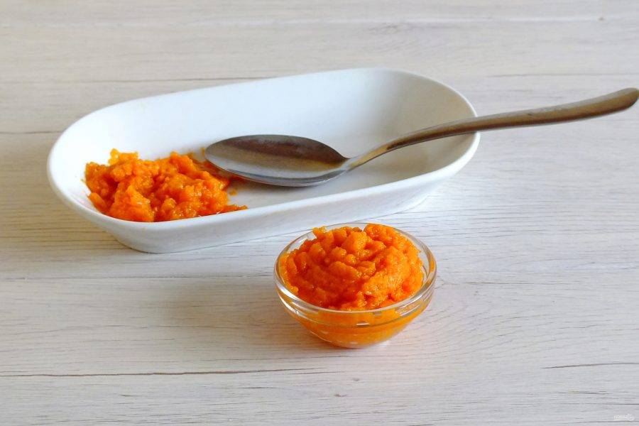 Морковь дважды натрите на мелкой терке. Отмерьте 2 столовые ложки с горкой.