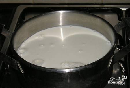 Если у вас есть топленое молоко, этот этап пропускаете. Чтобы приготовить топленое молоко самостоятельно, доведем до кипения свежее молоко. Берем то, у которого маленький срок хранения.