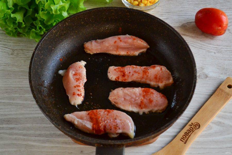 Обжарьте курицу, присыпав солью и паприкой, на сковороде на среднем огне с двух сторон до готовности. Готовую курочку порежьте на небольшие кусочки.