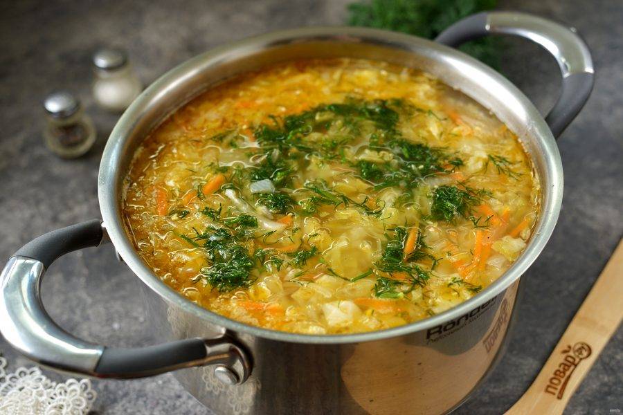 Если по вкусу суп вас полностью устраивает, добавьте в него нарубленный укроп, перемешайте и выключите плиту. Обязательно дайте супу настояться минут 10 перед подачей. 